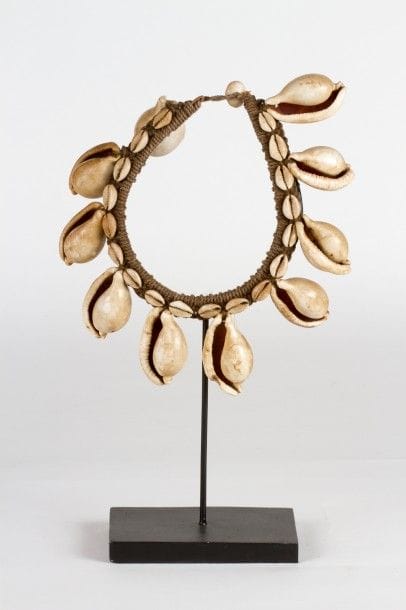 Ensemble de deux colliers en coquillage
Papouasie,...